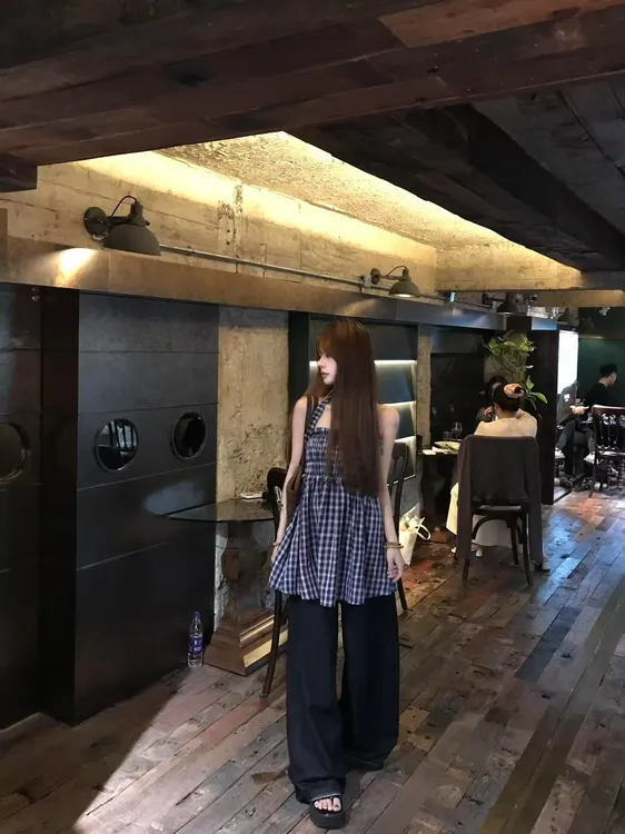 2025夏季新款蓝色格子一字肩褶皱背心女露肩无袖上衣百搭阔腿裤