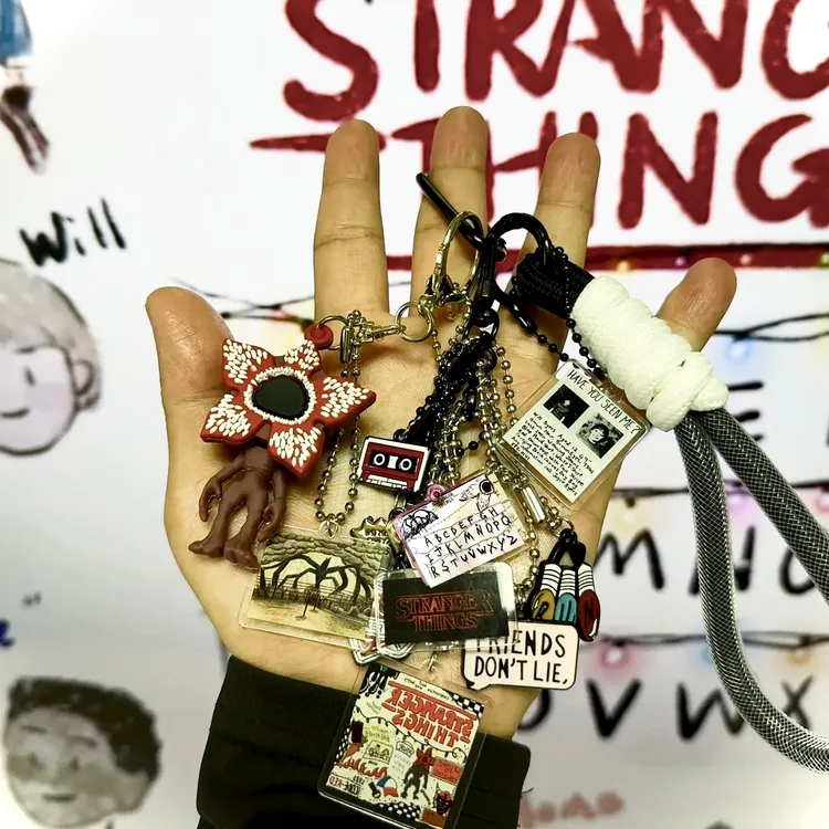 怪奇物语挂件包链周边怪奇物语周边卡套链怪奇物语书包挂件