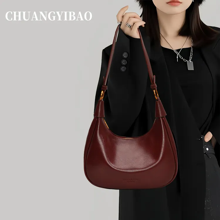 酒红色腋下月牙包包女2025新款秋冬轻奢小众高级感斜挎婚包女新娘