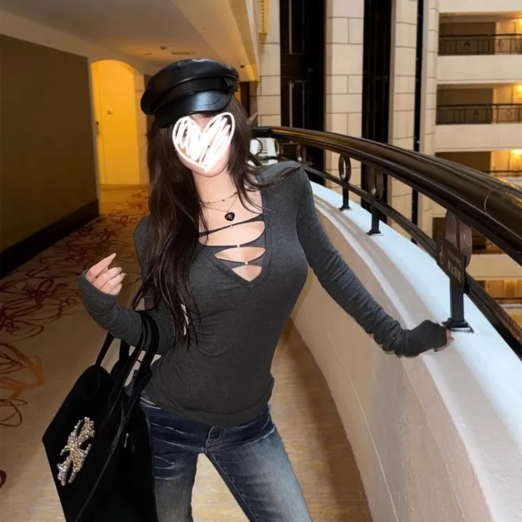 梦优莱美式辣妹风加绒加厚深V领镂空长袖T恤秋冬新款显瘦女打底衫