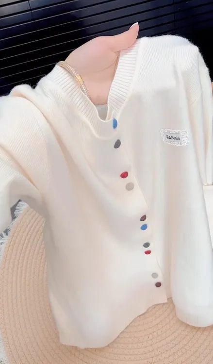 今年流行穿搭2025早秋新款温柔风彩扣针织上衣