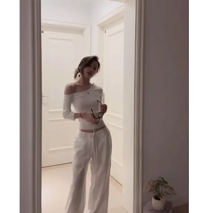 2025夏季新款时尚斜肩性感辣妹上衣气质显瘦洋气休闲百搭外穿上衣