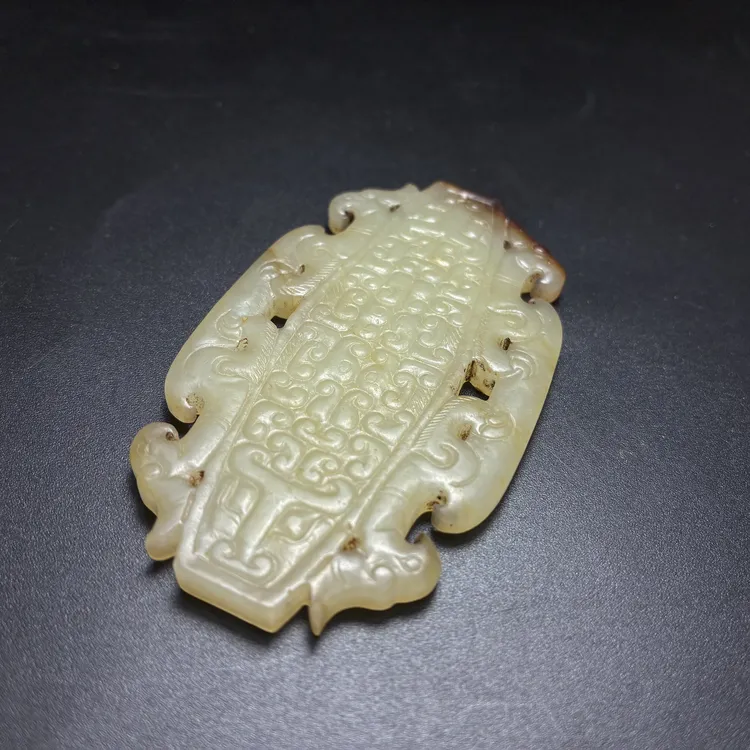 凤鸟玉佩，和田玉料纹饰采用浅浮雕工艺立体，长7.5宽4.4厚0.5