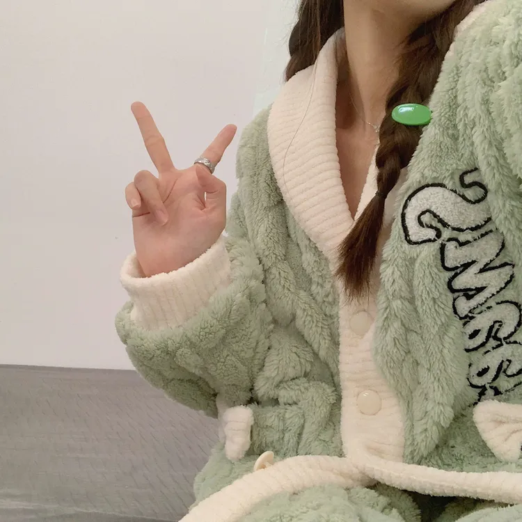 冬季新款珊瑚绒睡衣女加厚加绒翻领保暖法兰绒冬天可外穿家居服