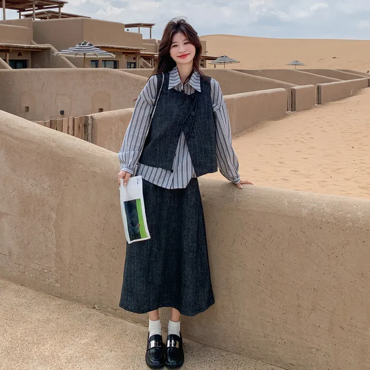 大方得体简单穿搭套装裙女秋高级感灰色马甲半身裙条纹衬衫三件套