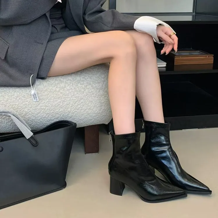粗跟尖头短靴女2025秋冬新款高跟黑色弹力瘦瘦骑士靴阔腿裤必备鞋