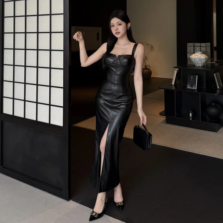 纯欲风黑色御姐气质pu皮裙连衣裙设计感性感内搭包臀后开叉吊带裙