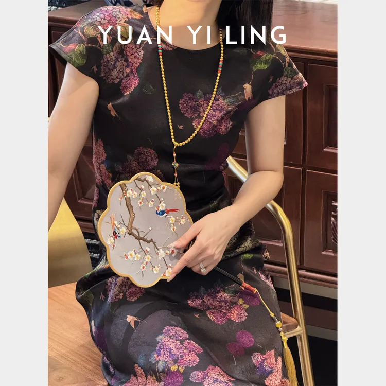 袁艺灵【梦华录】中式美学24mm香云纱绣球圆领短袖连衣裙9829