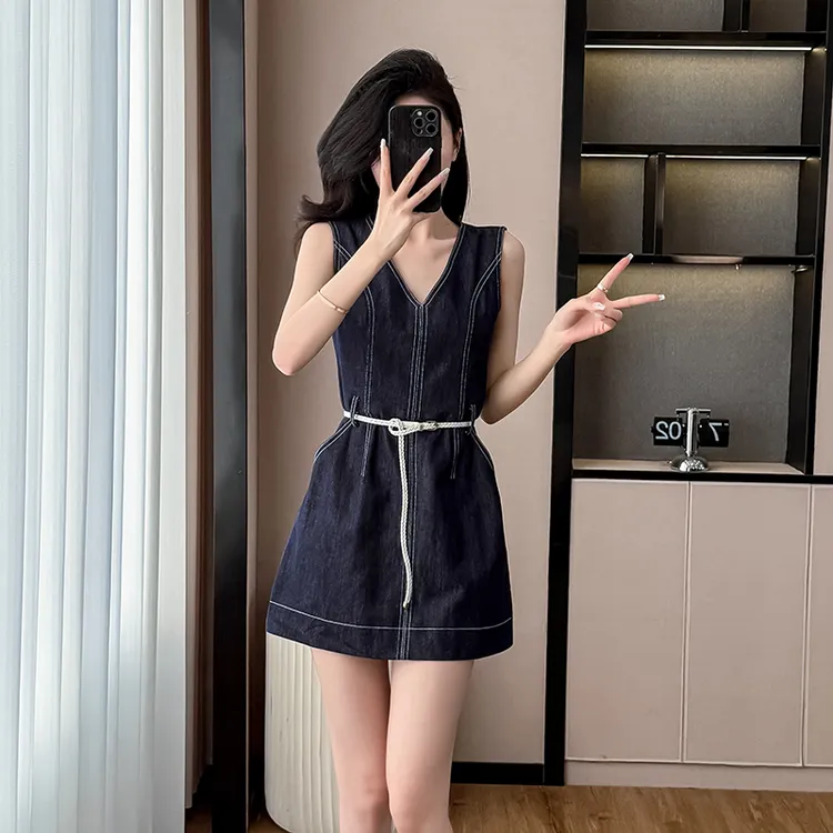 复古水洗设计感V领无袖背心连衣裙女夏季新款收腰显瘦牛仔短裙