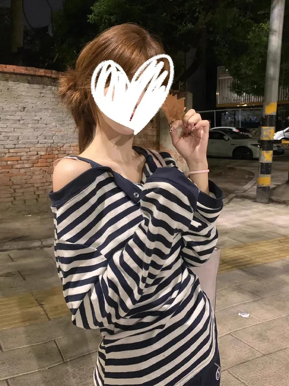 韩系穿搭甜辣风假两件条纹一字肩长袖t恤女早秋季设计感露肩上衣