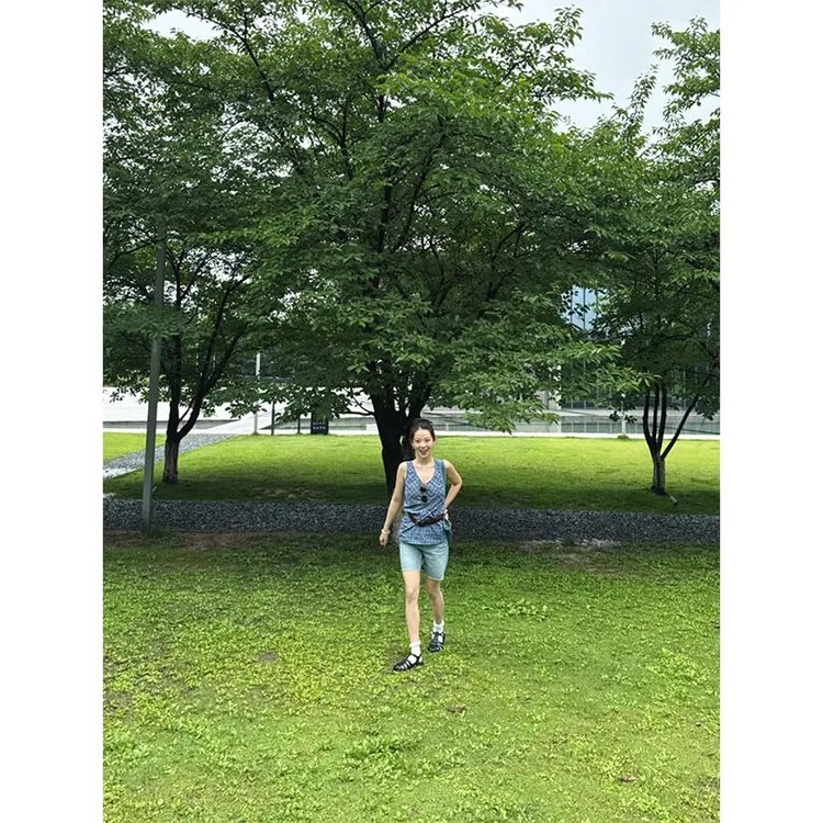 夏季时尚小众设计款修身显瘦格纹穿搭无袖V领上衣休闲百搭短裤女