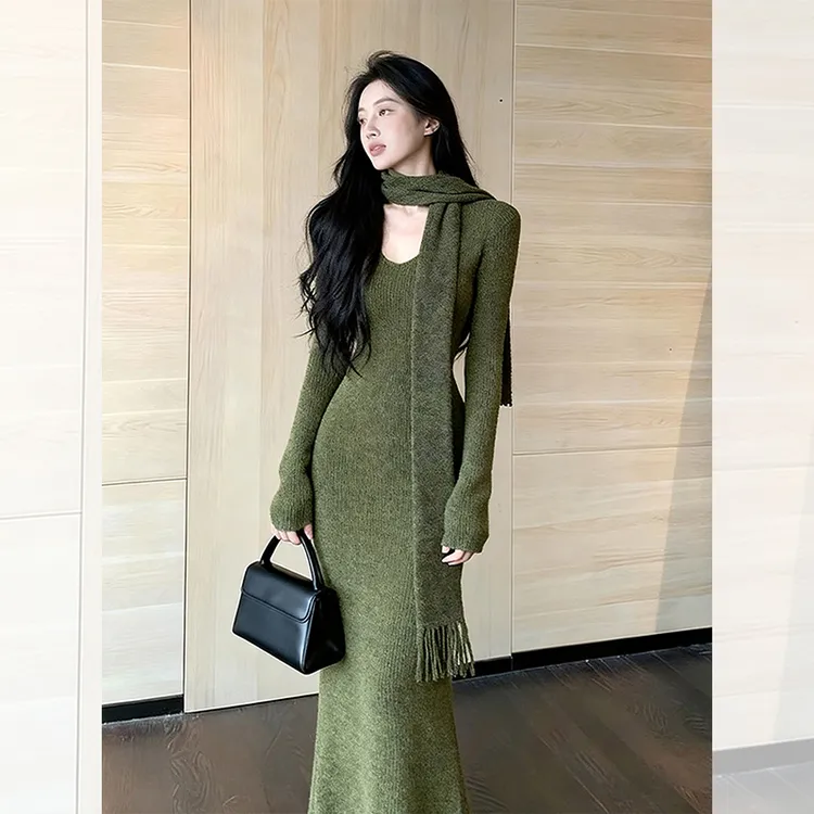 高贵气质绿色长裙子秋冬款高级感收腰内搭v领长袖针织连衣裙女装