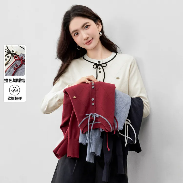 尚都比拉优雅通勤圆领菱形格肌理扣软糯超弹长袖针织开衫E3389