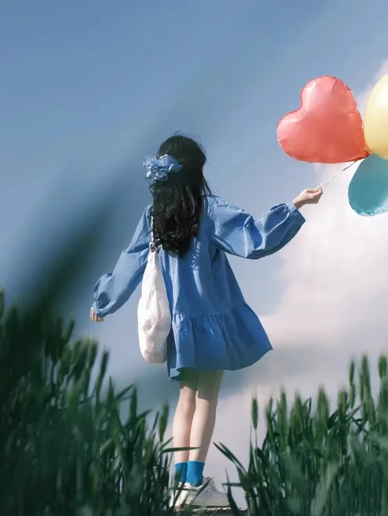 云南大理旅游夏日多巴胺穿搭油菜花拍照蓝色连衣裙海边度假氛围感