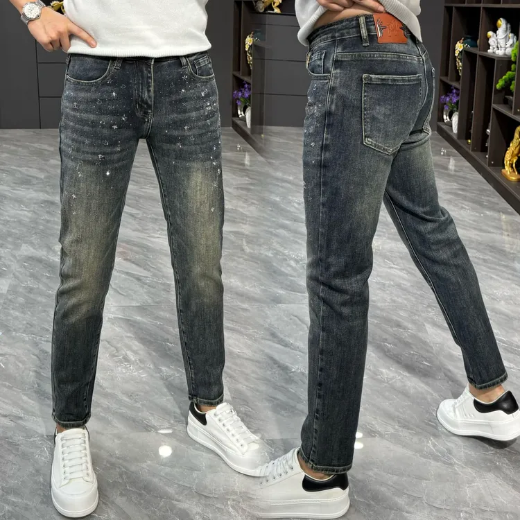 冬季新款时尚烫钻牛仔裤2025新款男士百搭简约潮流小脚裤修身长裤