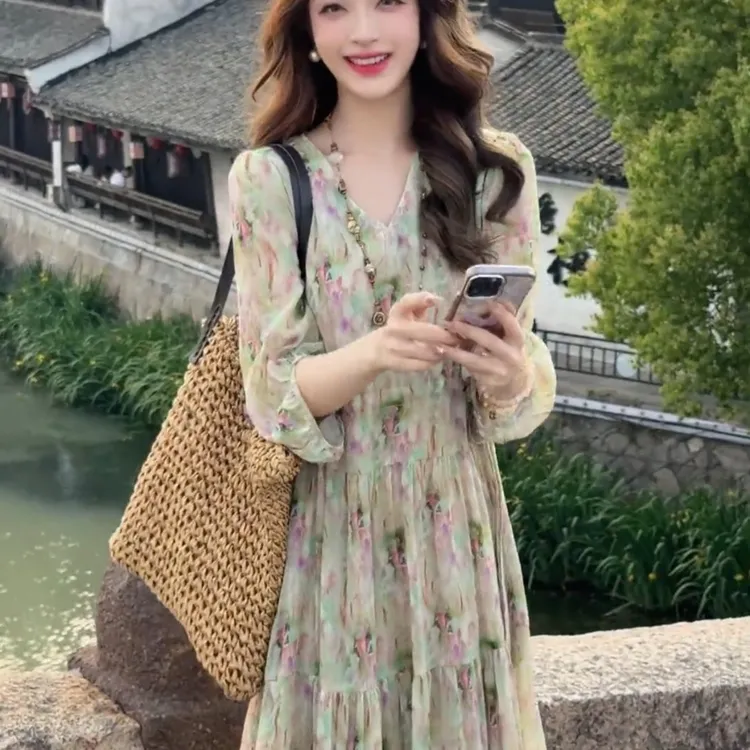 财阀千金女装欧若风碎花V领连衣裙女2025夏季新款法式复古气裙子