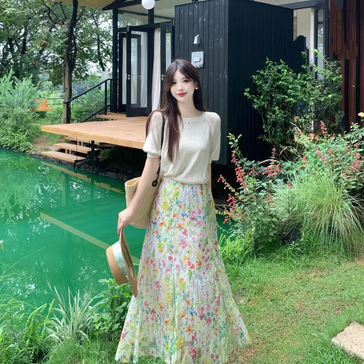 大码胖妹妹温柔遮肉V领短袖上衣女夏季新款碎花半身裙穿搭两件套