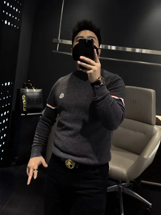 【马哥严选】高级男士圆领修身时尚徽章羊毛针织衫打底2025秋冬新款