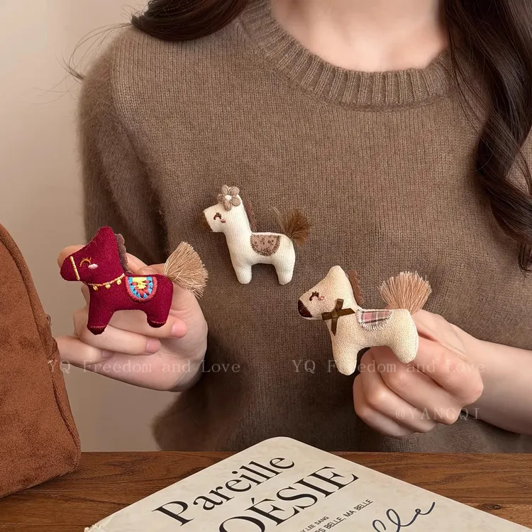 非金属布艺胸针 本命年可爱毛绒小马胸针女百搭胸花毛衣别针配饰