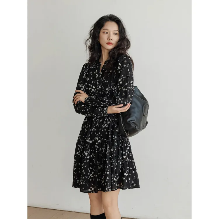 时尚复古碎花连衣裙女秋季2025新款v领长袖显瘦休闲收腰气质裙子