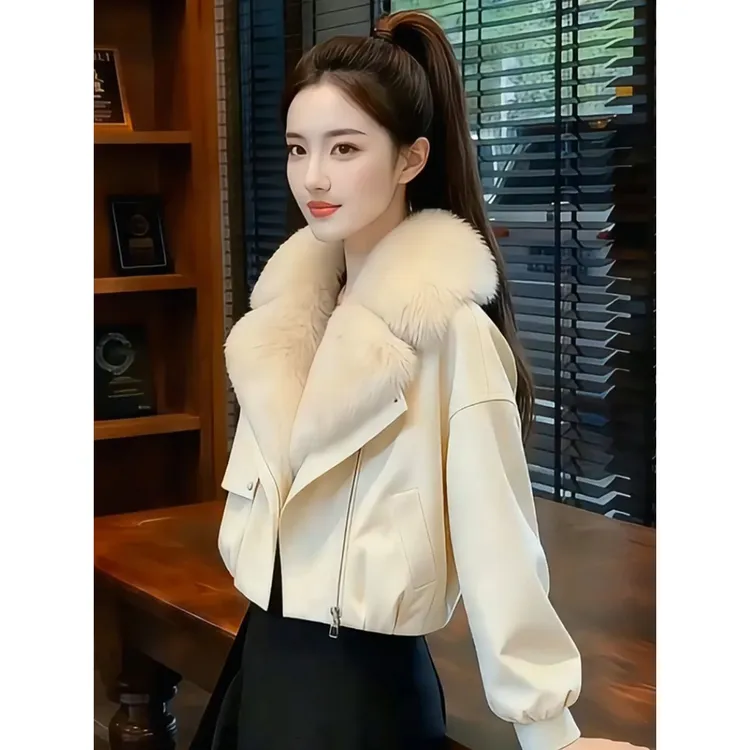 今年流行爆款米白色短款外套2025秋冬新款毛毛巨好看小香风大衣女