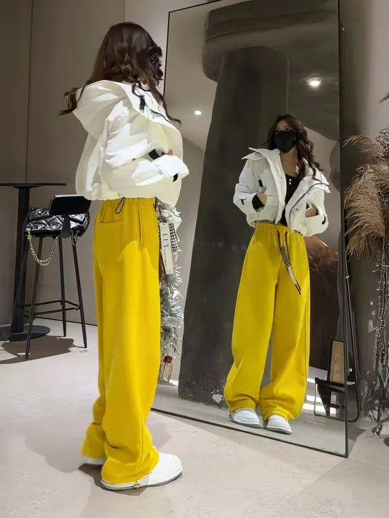 2025冬季新款宽松连帽保暖通勤保暖白色外套上黄色休闲裤两件套女