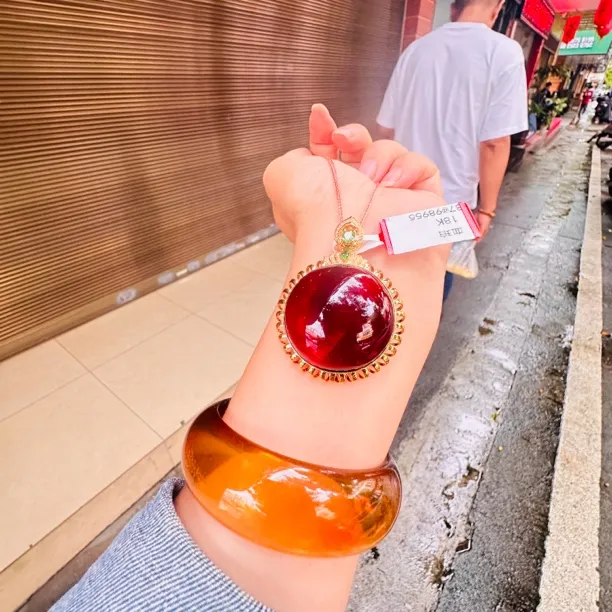 天然缅甸血珀18K金镶嵌精美血珀蛋面挂件时尚民族风气质轻奢百搭