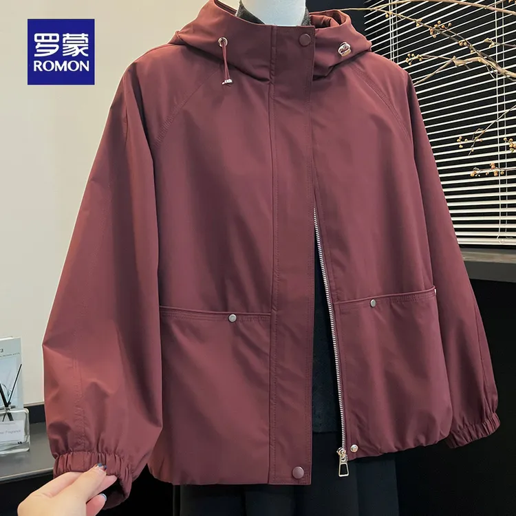 罗蒙妈妈装连帽冲锋衣外套秋装新款2025宽松中年红色短款工装上衣