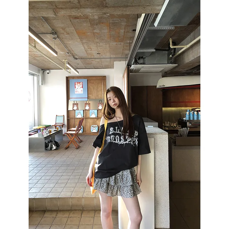 【左岸甜梦T恤】夏季美式高街斜肩涂鸦印花宽松T恤251Z2302#