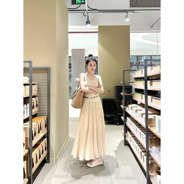 复古气质杏色V领针织短袖T恤女2025夏季垂感百褶半身裙两件套