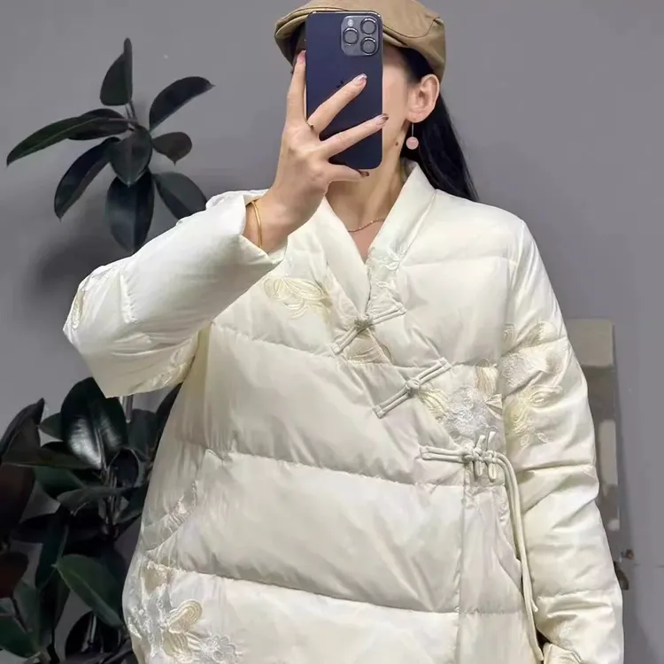 麻印女神国风刺绣羽绒服V领斜襟流苏米白色白鸭绒外套