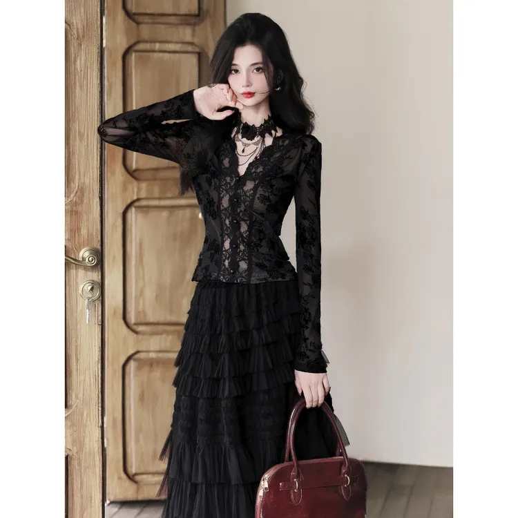 赫本风穿搭一整套女装秋冬2025年新款法式黑色蕾丝上衣搭配半身裙