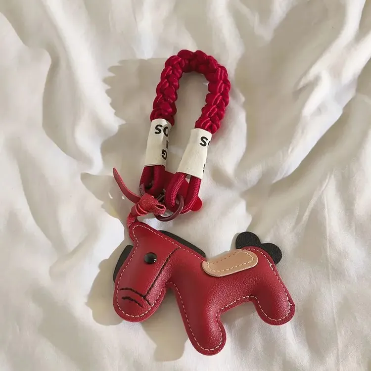 小众黑色皮质小马挂件手机挂绳包包挂饰腕带式麻花绳加粗手提通用