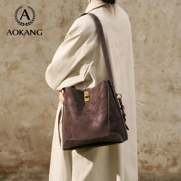 奥康水桶包女款2026年新款包包牛皮复古通勤大容量斜挎包hobo包
