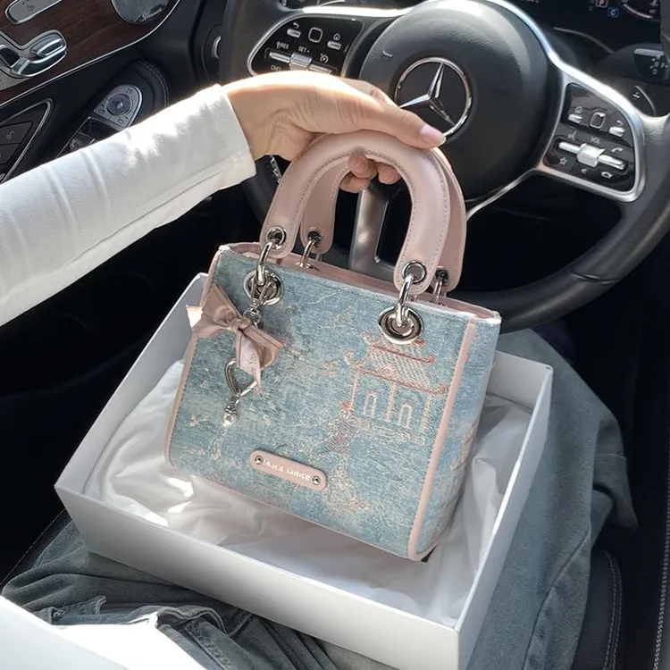 香港品牌高颜值轻奢撞色国风戴妃包女2025新款秋冬流行刺绣手提包