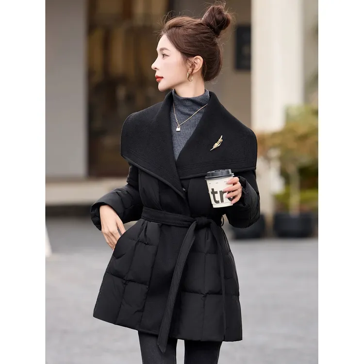 高端气质黑色羽绒服女中长款2025冬季新款羊毛呢拼接保暖系带外套