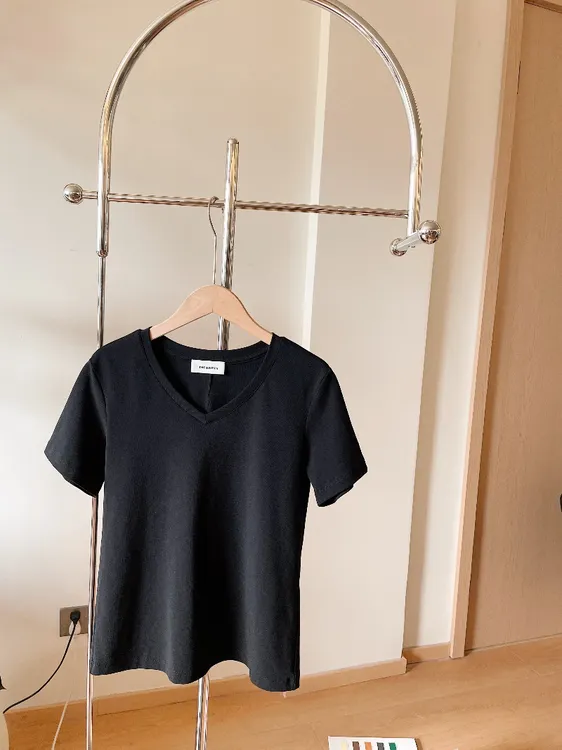 【王小姐】柔软 “黑色V领” 百搭显瘦短袖T袖女