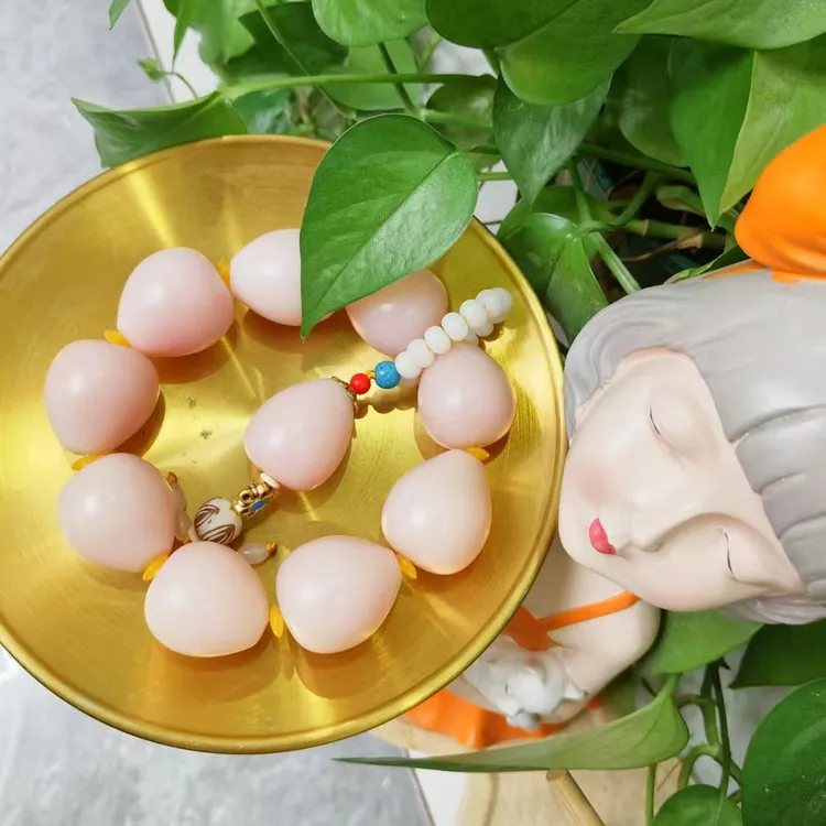 粉色佛心果手串手持