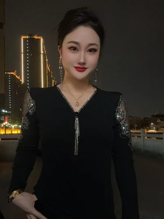 V领蕾丝拉链气质玫瑰性感镂空款爆款洋气时尚长袖打底衫女