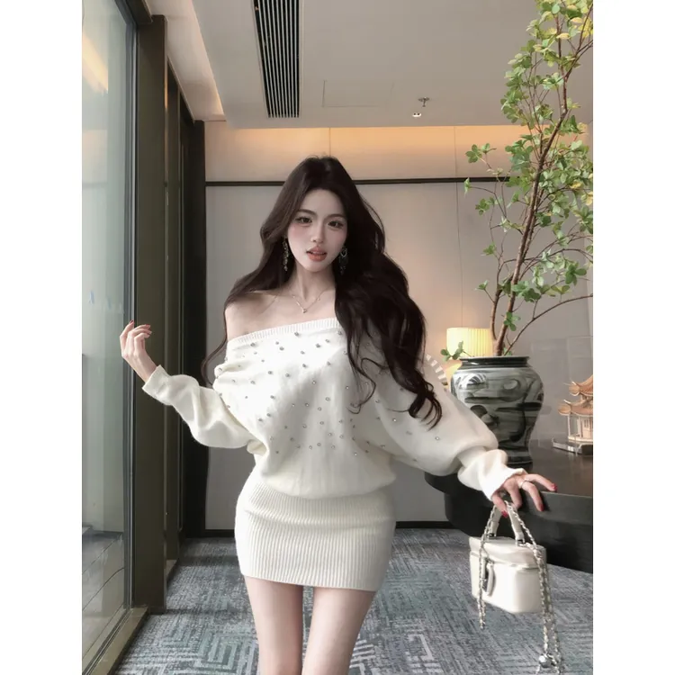 韩版气质不规则领口带钻钻松弛感蝙蝠袖套头包臀针织连衣裙女冬季
