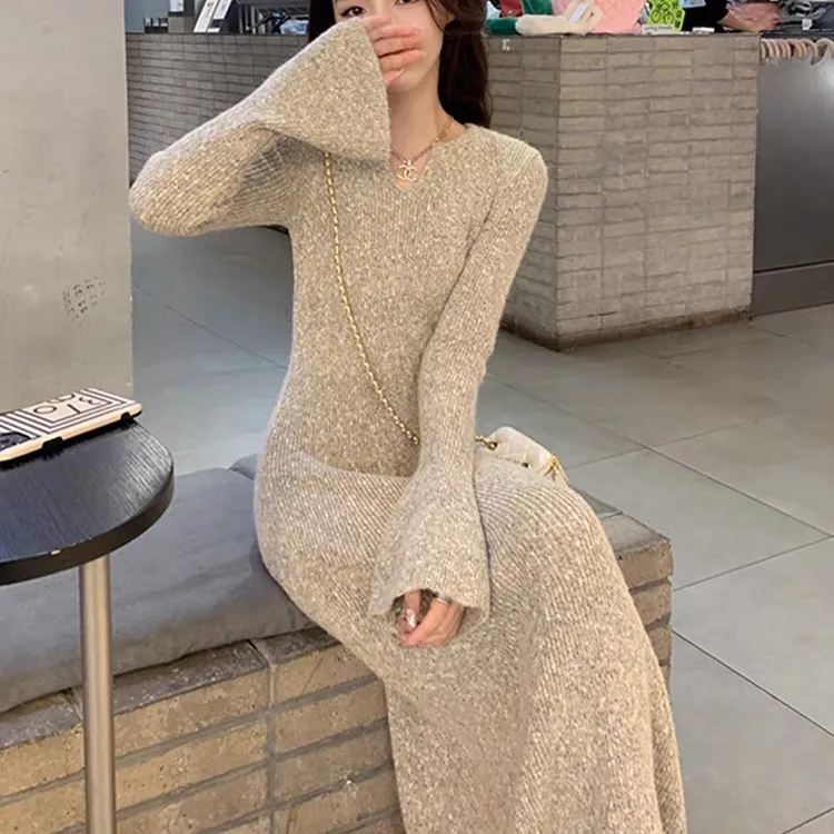 法式气质燕麦色针织连衣裙女秋冬v领打底修身包臀长款过膝毛衣裙
