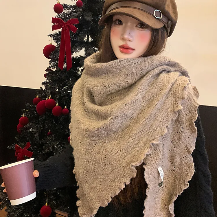 复古木耳边高级感三角披肩围脖女秋冬季新款时髦保暖围巾外搭披风
