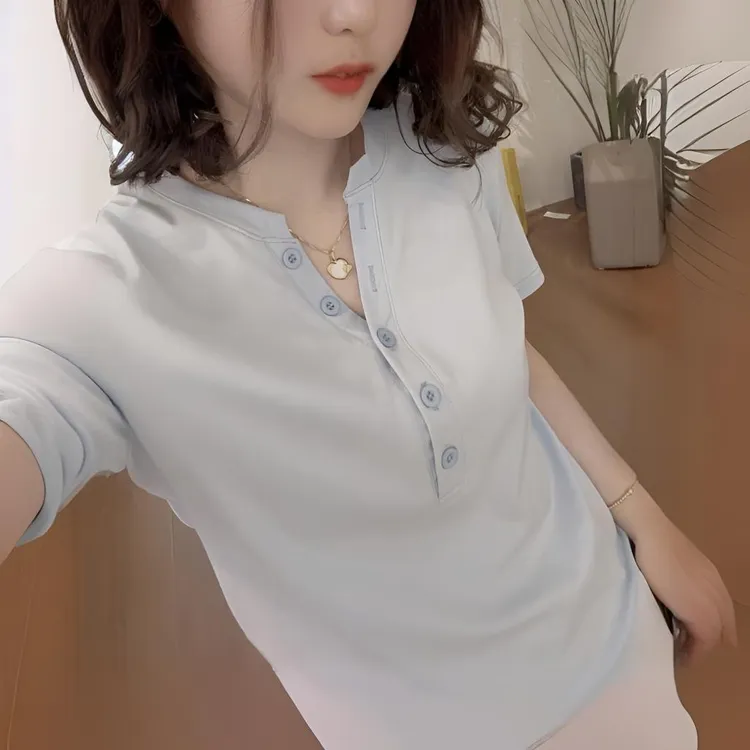 卡莲格/亨利领松简风纽扣V领短袖T恤女夏季新款胖mm休闲显瘦上衣