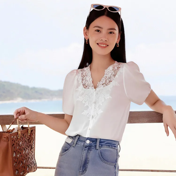 EP雅莹2025夏季新款女装 V领蕾丝拼接短袖泡泡袖白色衬衫2250A