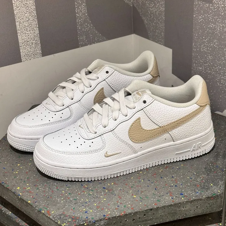 NIKE女子AIR FORCE 1 GS双钩流光风休闲鞋IO7403-102