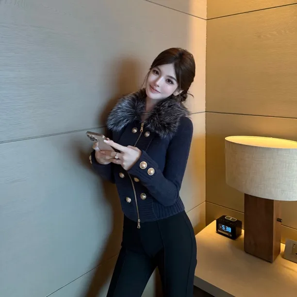 FAY【幻夜】秋冬新款高级感千金收腰修身金属扣毛毛领开衫针织外套