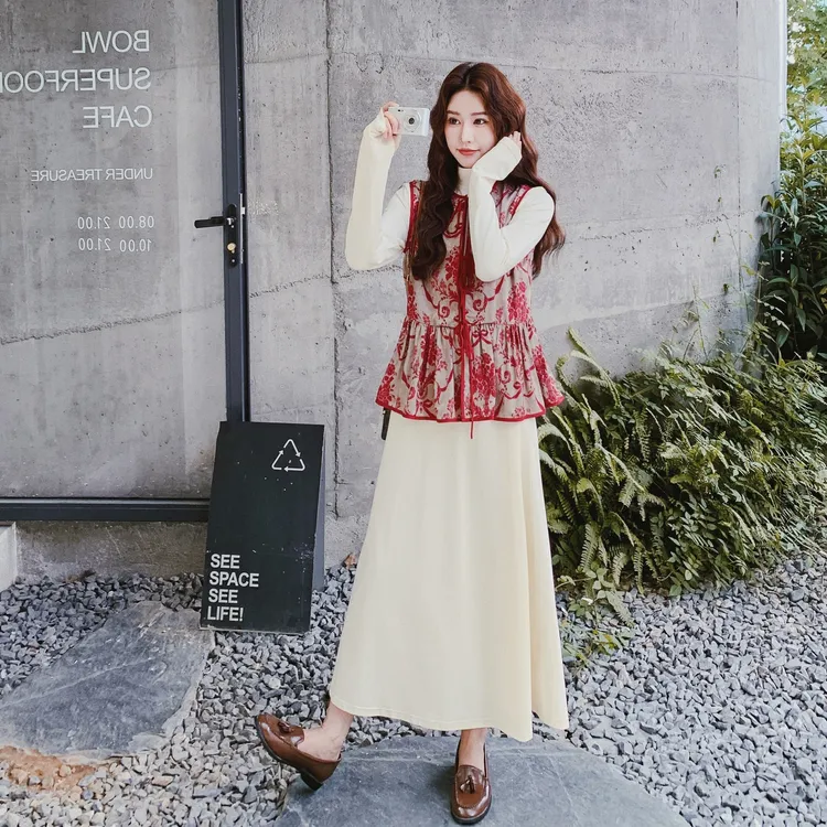 大方得体穿搭一整套早秋新款米白色半高领连衣裙国风马甲两件套