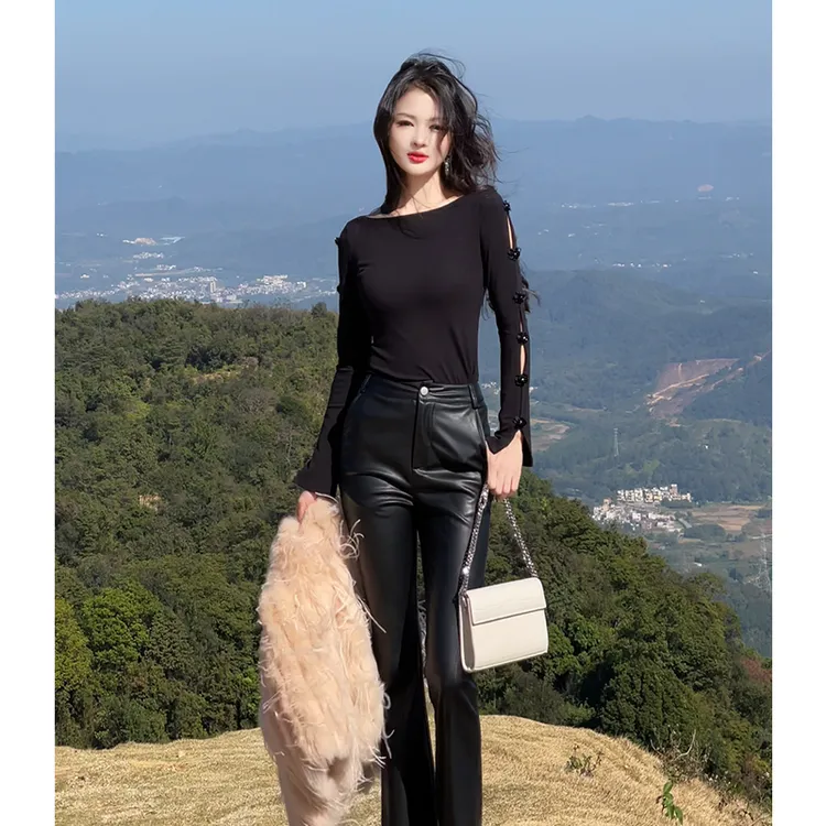 格润雅设计感镂空立体花朵针织上衣2025新款气质高腰显瘦薄绒皮裤