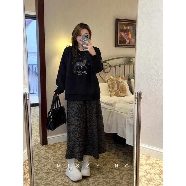 应小姐【金钱豹】微胖大码初秋韩版显瘦百搭宽松图案卫衣+半裙套装