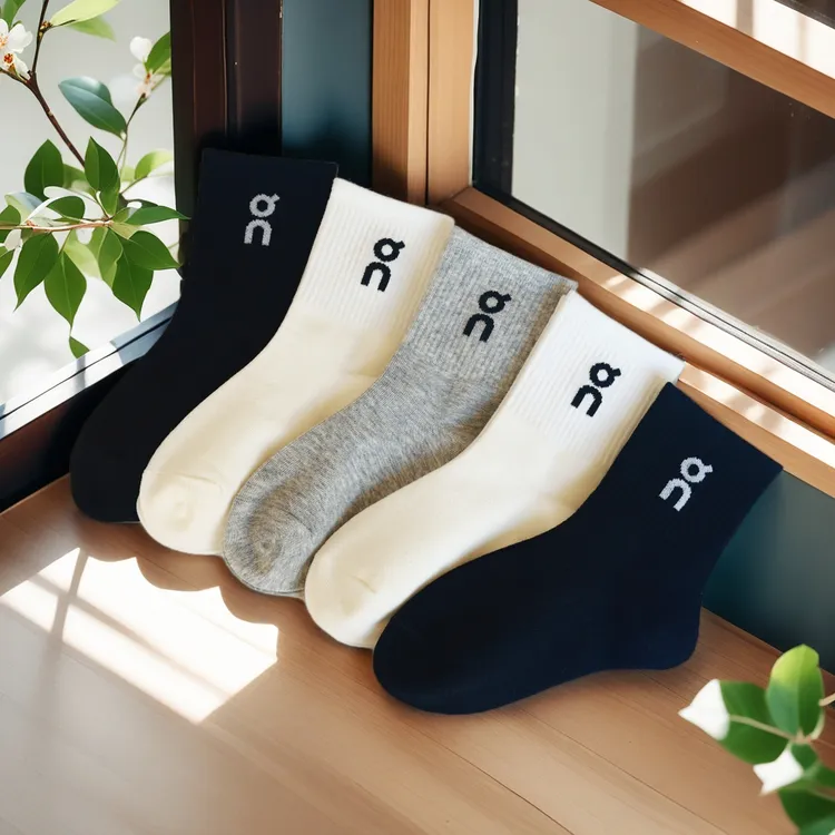 爱嘀嗒儿童袜子秋季棉袜男童女童字母黑白灰简约百搭运动高筒潮袜